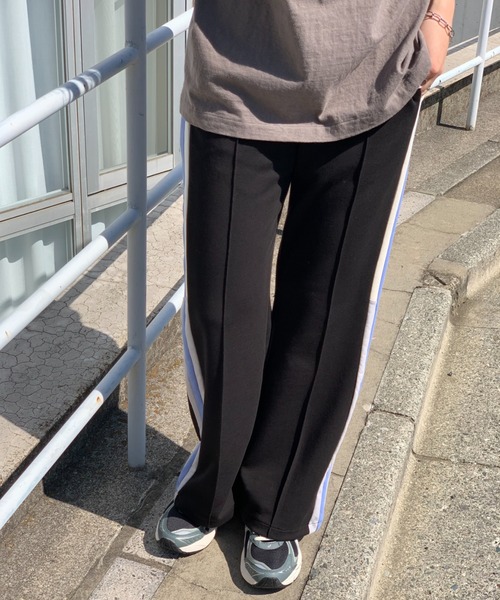 mi via loca(ミヴィアロカ)の「セミフレアラインパンツ(その他パンツ・レディース・アイボリー/ラベンダー/ブラック・FREE)」の6枚目の写真