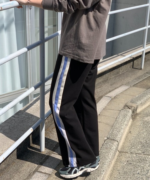 mi via loca(ミヴィアロカ)の「セミフレアラインパンツ(その他パンツ・レディース・アイボリー/ラベンダー/ブラック・FREE)」の17枚目の写真