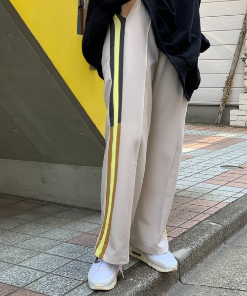 mi via loca(ミヴィアロカ)の「セミフレアラインパンツ(その他パンツ・レディース・アイボリー/ラベンダー/ブラック・FREE)」の9枚目の写真