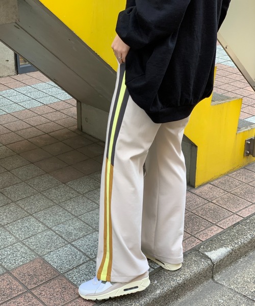 mi via loca(ミヴィアロカ)の「セミフレアラインパンツ(その他パンツ・レディース・アイボリー/ラベンダー/ブラック・FREE)」の8枚目の写真