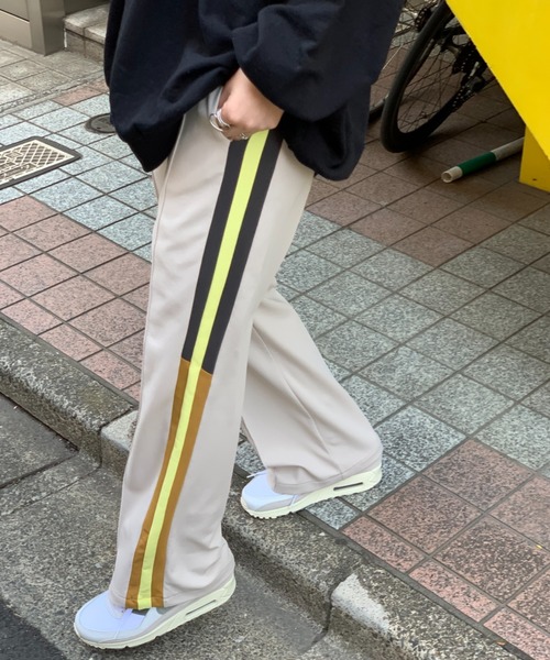 mi via loca(ミヴィアロカ)の「セミフレアラインパンツ(その他パンツ・レディース・アイボリー/ラベンダー/ブラック・FREE)」の10枚目の写真