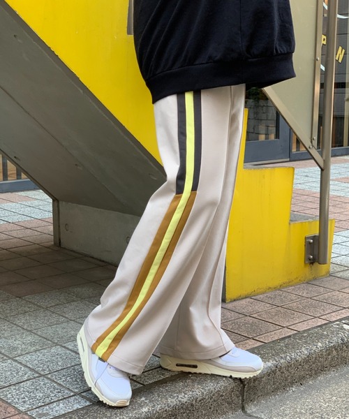 mi via loca(ミヴィアロカ)の「セミフレアラインパンツ(その他パンツ・レディース・アイボリー/ラベンダー/ブラック・FREE)」の12枚目の写真