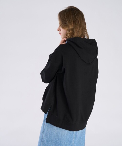 To b. by agnes b.(トゥービーバイアニエスベー)の「WEBスペシャル コットン ニューマカロンカラー スウェットフーディー(マウンテンパーカー・レディース・ブラック・40/38)」の9枚目の写真