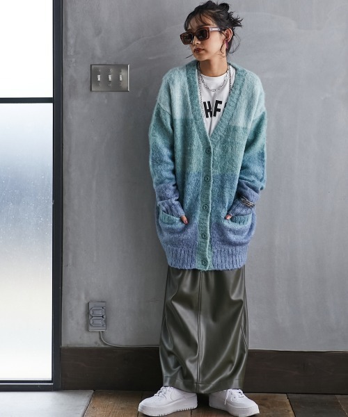 GEVS.（ジェイヴィス）の「＜大きいサイズ＞ グラデーションニットカーディガン GEVS.（カーディガン/ボレロ・レディース・ブルー系/ピンク系・L/LL/3L/4L/5L）」の5枚目の写真