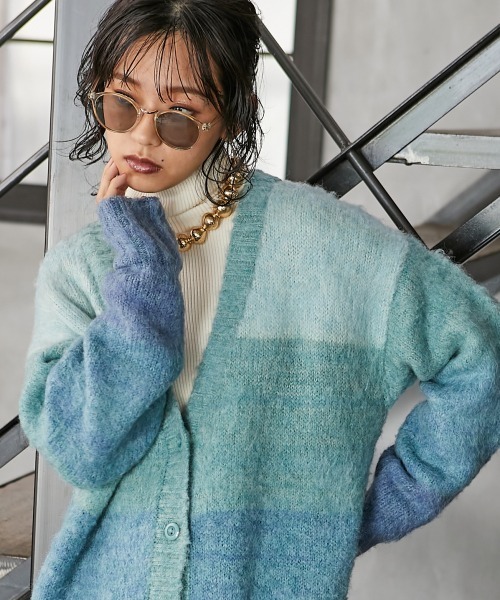 GEVS.（ジェイヴィス）の「＜大きいサイズ＞ グラデーションニットカーディガン GEVS.（カーディガン/ボレロ・レディース・ブルー系/ピンク系・L/LL/3L/4L/5L）」の3枚目の写真