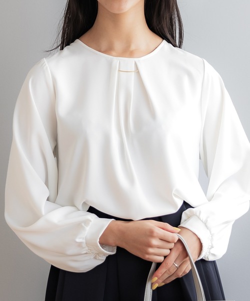 coca（coca）（コカ）の「ネックレス付きブラウス/UVカット/防シワ/イージーケア（シャツ/ブラウス・レディース・ホワイト/グレイッシュベージュ・L/M）」の2枚目の写真