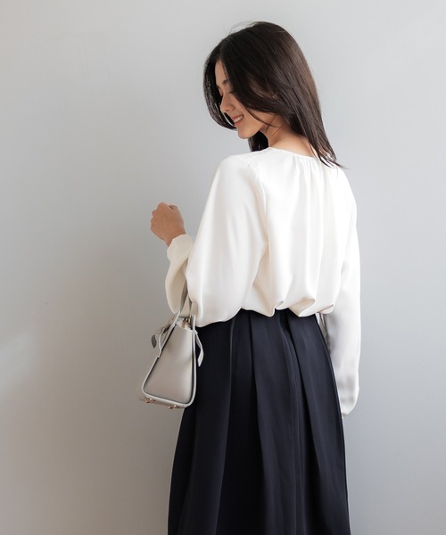 coca（coca）（コカ）の「ネックレス付きブラウス/UVカット/防シワ/イージーケア（シャツ/ブラウス・レディース・ホワイト/グレイッシュベージュ・L/M）」の9枚目の写真