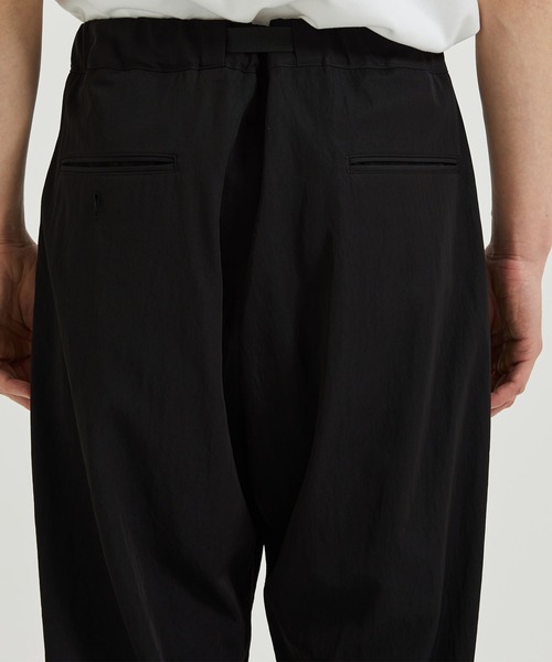 UJOH(ウジョー)の「【UJOH HOMME / ウジョーオム】Tape -Belt 1 Tuck PNT/テープベルト1タックパンツ(スラックス・メンズ・ブラック/ダークグリーン・1/2/3)」の13枚目の写真