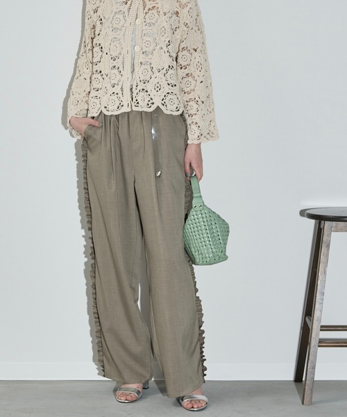 THE YOn(ザヨン)の「サイドフリルラインタックイージーパンツ(その他パンツ・レディース・サンドベージュ/レディッシュグレー・FREE)」の16枚目の写真