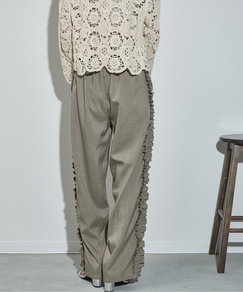 THE YOn(ザヨン)の「サイドフリルラインタックイージーパンツ(その他パンツ・レディース・サンドベージュ/レディッシュグレー・FREE)」の18枚目の写真