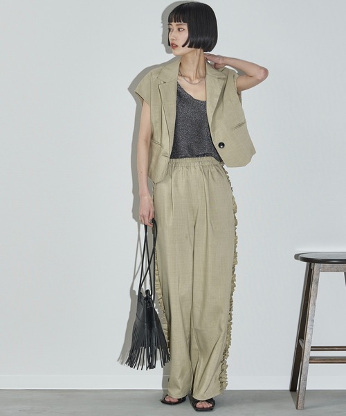 THE YOn(ザヨン)の「サイドフリルラインタックイージーパンツ(その他パンツ・レディース・サンドベージュ/レディッシュグレー・FREE)」の8枚目の写真