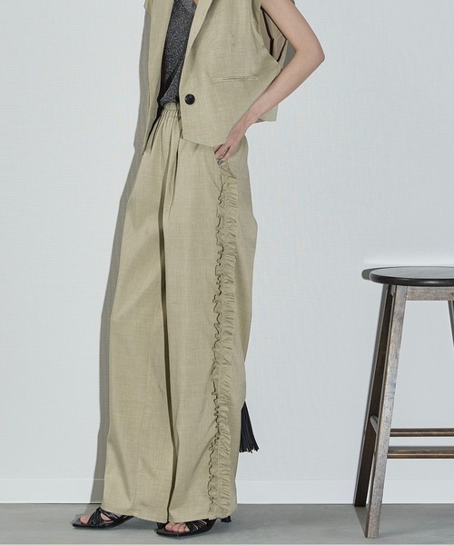 THE YOn(ザヨン)の「サイドフリルラインタックイージーパンツ(その他パンツ・レディース・サンドベージュ/レディッシュグレー・FREE)」の4枚目の写真