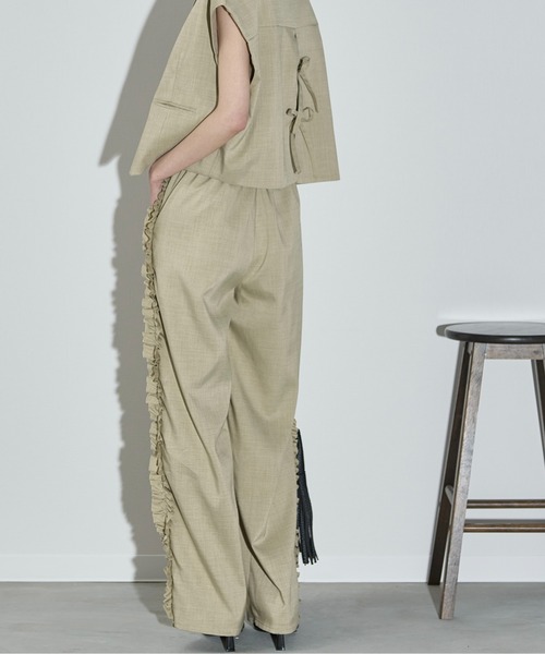 THE YOn(ザヨン)の「サイドフリルラインタックイージーパンツ(その他パンツ・レディース・サンドベージュ/レディッシュグレー・FREE)」の5枚目の写真