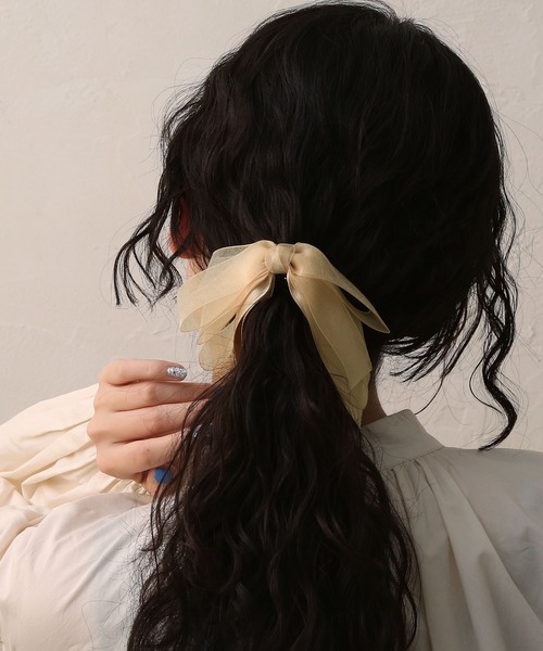 colleca la(コレカラ)の「サテン×オーガンジー レイヤードリボンバナナクリップ(バレッタ/ヘアクリップ・レディース・ベージュ/ブラック・FREE)」の1枚目の写真