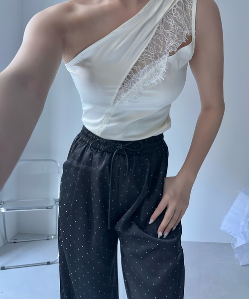 MAINLYTRULY（メインリィトゥルリィ）の「サテン ラインストーン パンツ（その他パンツ・レディース・ブラック・M）」の2枚目の写真