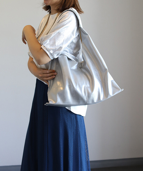 REAL CUBE（リアルキューブ）の「ワンハンドルメタリックバッグ（ショルダーバッグ・レディース・ブラック/シルバー・FREE）」の2枚目の写真