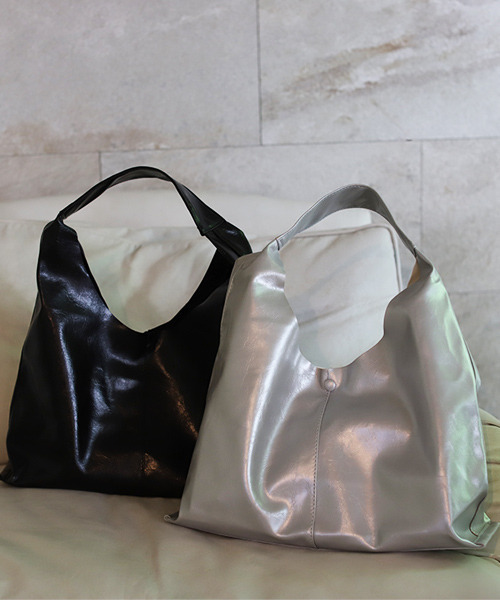 REAL CUBE（リアルキューブ）の「ワンハンドルメタリックバッグ（ショルダーバッグ・レディース・ブラック/シルバー・FREE）」の3枚目の写真