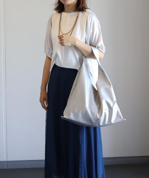 REAL CUBE（リアルキューブ）の「ワンハンドルメタリックバッグ（ショルダーバッグ・レディース・ブラック/シルバー・FREE）」の4枚目の写真