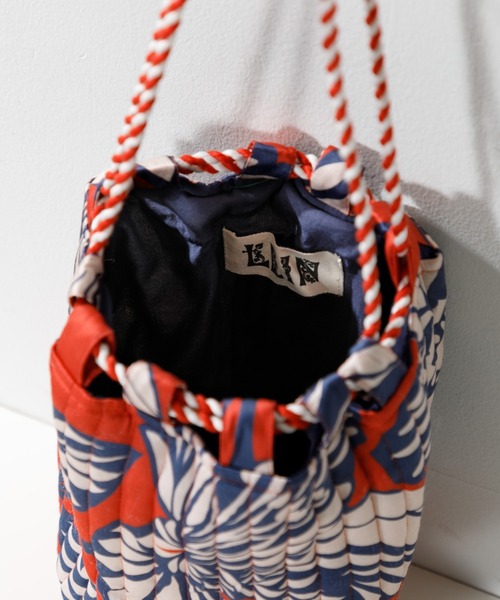 AMERICAN RAG CIE（アメリカンラグシー）の「LEIN 総柄プリント巾着バッグ（ショルダーバッグ・レディース・オレンジ/グリーン・FREE）」の13枚目の写真