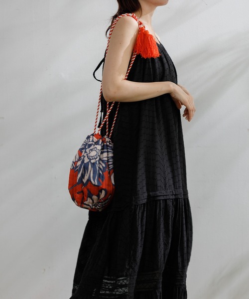 AMERICAN RAG CIE（アメリカンラグシー）の「LEIN 総柄プリント巾着バッグ（ショルダーバッグ・レディース・オレンジ/グリーン・FREE）」の3枚目の写真