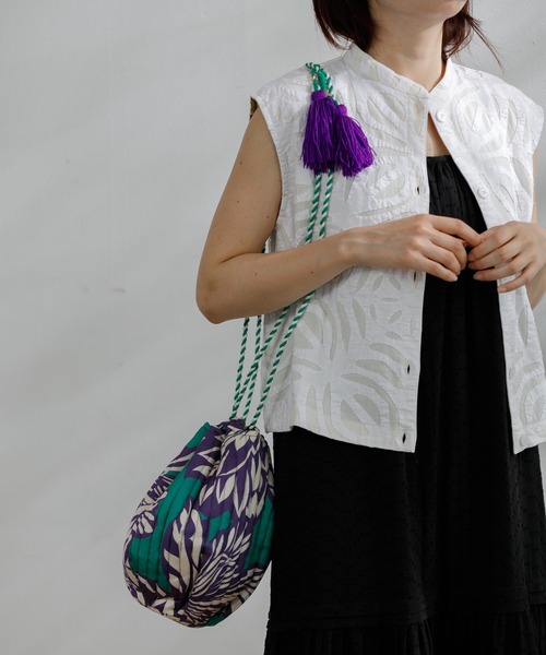 AMERICAN RAG CIE（アメリカンラグシー）の「LEIN 総柄プリント巾着バッグ（ショルダーバッグ・レディース・オレンジ/グリーン・FREE）」の8枚目の写真