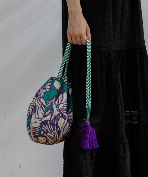 AMERICAN RAG CIE（アメリカンラグシー）の「LEIN 総柄プリント巾着バッグ（ショルダーバッグ・レディース・オレンジ/グリーン・FREE）」の5枚目の写真