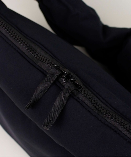 LE VERNIS(ル・ベルニ)の「【O0u×LE VERNIS】Jiggly shoulder bag(ショルダーバッグ・レディース・ブラック/ブルー・FREE)」の8枚目の写真