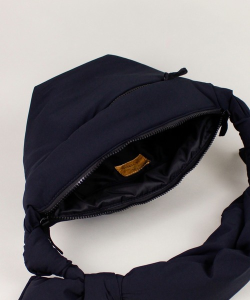 LE VERNIS(ル・ベルニ)の「【O0u×LE VERNIS】Jiggly shoulder bag(ショルダーバッグ・レディース・ブラック/ブルー・FREE)」の3枚目の写真