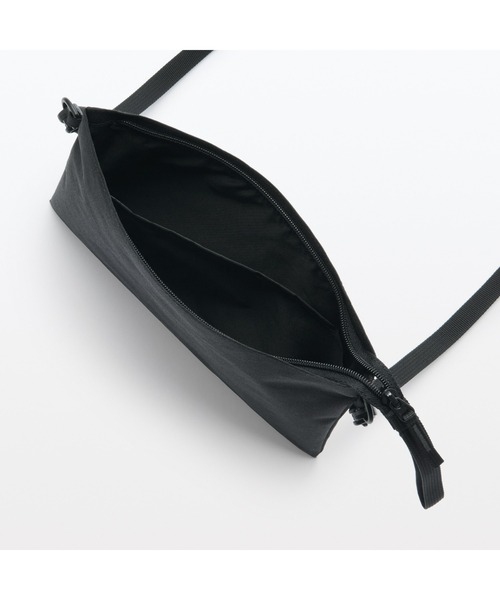 無印良品（ムジルシリョウヒン）の「ポーチとしても使える　撥水サコッシュ（ショルダーバッグ・メンズ・スモークピンク/ライトベージュ/ブラック/マスタード/バーガンディー/チャコールグレー・FREE）」の22枚目の写真