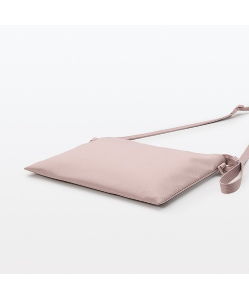 無印良品（ムジルシリョウヒン）の「ポーチとしても使える　撥水サコッシュ（ショルダーバッグ・メンズ・スモークピンク/ライトベージュ/ブラック/マスタード/バーガンディー/チャコールグレー・FREE）」の7枚目の写真