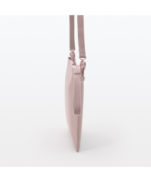 無印良品（ムジルシリョウヒン）の「ポーチとしても使える　撥水サコッシュ（ショルダーバッグ・メンズ・スモークピンク/ライトベージュ/ブラック/マスタード/バーガンディー/チャコールグレー・FREE）」の8枚目の写真