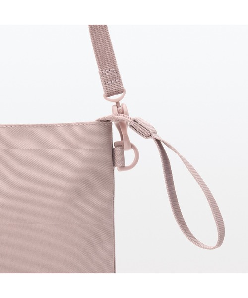 無印良品（ムジルシリョウヒン）の「ポーチとしても使える　撥水サコッシュ（ショルダーバッグ・メンズ・スモークピンク/ライトベージュ/ブラック/マスタード/バーガンディー/チャコールグレー・FREE）」の9枚目の写真