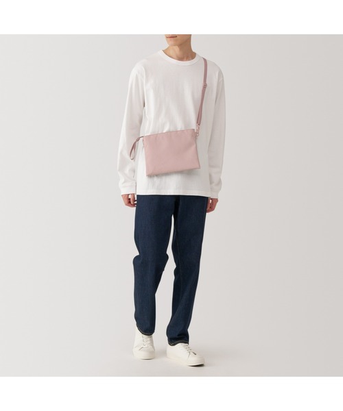 無印良品（ムジルシリョウヒン）の「ポーチとしても使える　撥水サコッシュ（ショルダーバッグ・メンズ・スモークピンク/ライトベージュ/ブラック/マスタード/バーガンディー/チャコールグレー・FREE）」の11枚目の写真