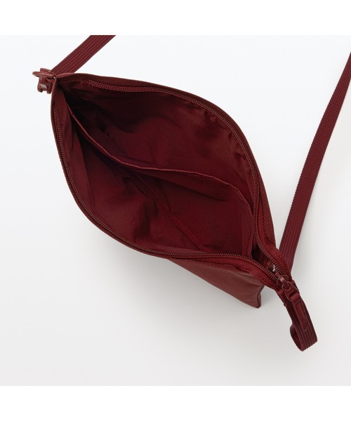 無印良品（ムジルシリョウヒン）の「ポーチとしても使える　撥水サコッシュ（ショルダーバッグ・メンズ・スモークピンク/ライトベージュ/ブラック/マスタード/バーガンディー/チャコールグレー・FREE）」の14枚目の写真