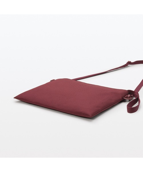 無印良品（ムジルシリョウヒン）の「ポーチとしても使える　撥水サコッシュ（ショルダーバッグ・メンズ・スモークピンク/ライトベージュ/ブラック/マスタード/バーガンディー/チャコールグレー・FREE）」の15枚目の写真