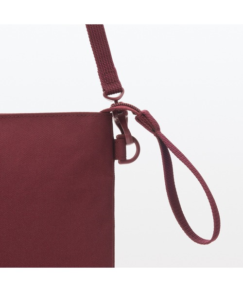 無印良品（ムジルシリョウヒン）の「ポーチとしても使える　撥水サコッシュ（ショルダーバッグ・メンズ・スモークピンク/ライトベージュ/ブラック/マスタード/バーガンディー/チャコールグレー・FREE）」の17枚目の写真