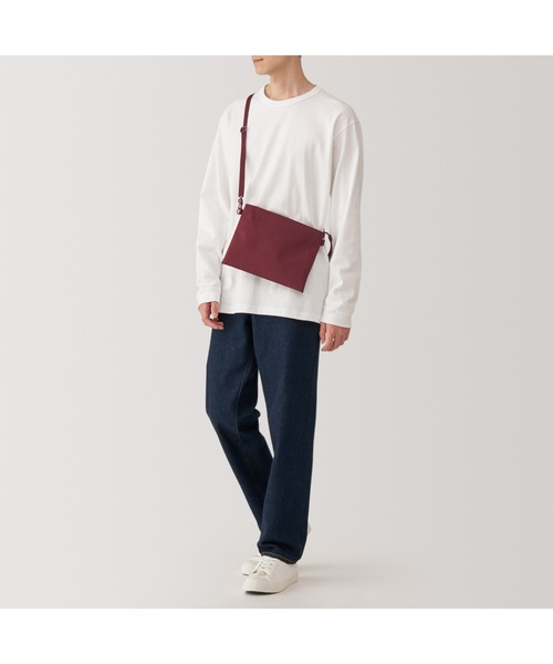 無印良品（ムジルシリョウヒン）の「ポーチとしても使える　撥水サコッシュ（ショルダーバッグ・メンズ・スモークピンク/ライトベージュ/ブラック/マスタード/バーガンディー/チャコールグレー・FREE）」の19枚目の写真