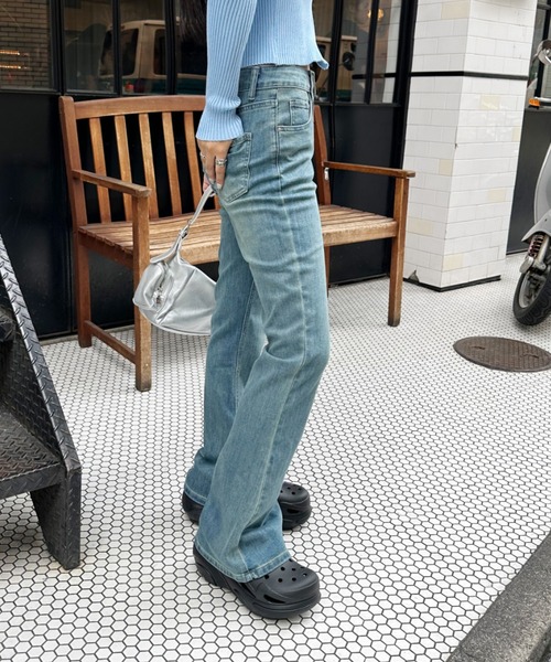 Ada.(エイダ)の「【上品シルエット】セミフレア ブーツカット デニムパンツ(デニムパンツ・レディース・ブルー/ブラック・L/M/S)」の6枚目の写真