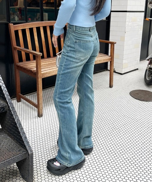Ada.(エイダ)の「【上品シルエット】セミフレア ブーツカット デニムパンツ(デニムパンツ・レディース・ブルー/ブラック・L/M/S)」の7枚目の写真