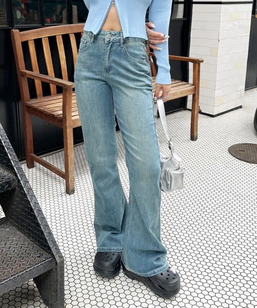 Ada.(エイダ)の「【上品シルエット】セミフレア ブーツカット デニムパンツ(デニムパンツ・レディース・ブルー/ブラック・L/M/S)」の8枚目の写真