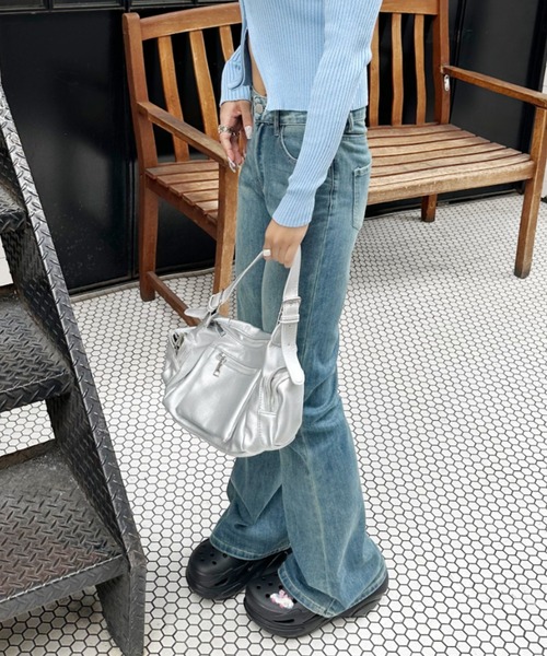 Ada.(エイダ)の「【上品シルエット】セミフレア ブーツカット デニムパンツ(デニムパンツ・レディース・ブルー/ブラック・L/M/S)」の9枚目の写真