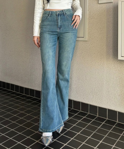 Ada.(エイダ)の「【上品シルエット】セミフレア ブーツカット デニムパンツ(デニムパンツ・レディース・ブルー/ブラック・L/M/S)」の4枚目の写真