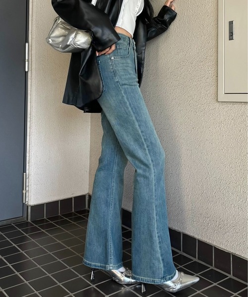 Ada.(エイダ)の「【上品シルエット】セミフレア ブーツカット デニムパンツ(デニムパンツ・レディース・ブルー/ブラック・L/M/S)」の5枚目の写真