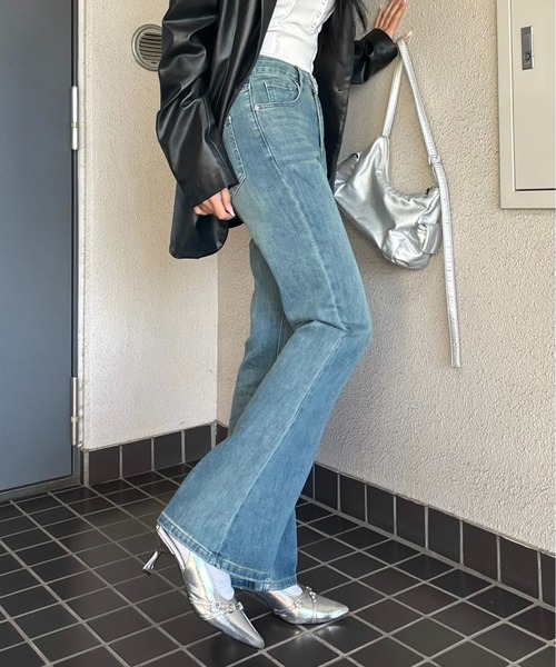 Ada.(エイダ)の「【上品シルエット】セミフレア ブーツカット デニムパンツ(デニムパンツ・レディース・ブルー/ブラック・L/M/S)」の11枚目の写真