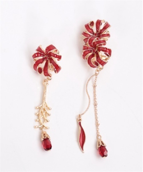 axes femme（アクシーズファム）の「彼岸花モチーフイヤリング
