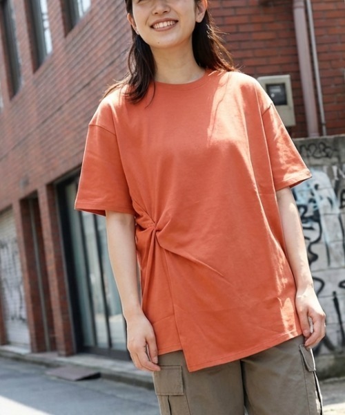 roial(ロイアル)の「DESIGN TEE/ROIAL(ロイアル)スタンダードワンポイントデザイン半袖Tシャツ(Tシャツ/カットソー・レディース・ホワイト/ブラック/ピンク/ミント・SMALL/MEDIUM)」の4枚目の写真
