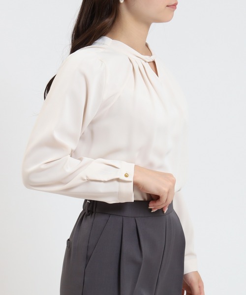 TRUDEA(トルディア)の「とろみ素材 ツイストネックブラウス(シャツ/ブラウス・レディース・ブルーグリーン/ブラウン/ホワイト/ベージュ・SMALL/MEDIUM/LARGE)」の3枚目の写真
