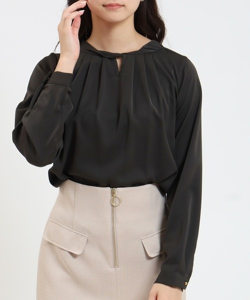 TRUDEA(トルディア)の「とろみ素材 ツイストネックブラウス(シャツ/ブラウス・レディース・ブルーグリーン/ブラウン/ホワイト/ベージュ・SMALL/MEDIUM/LARGE)」の2枚目の写真