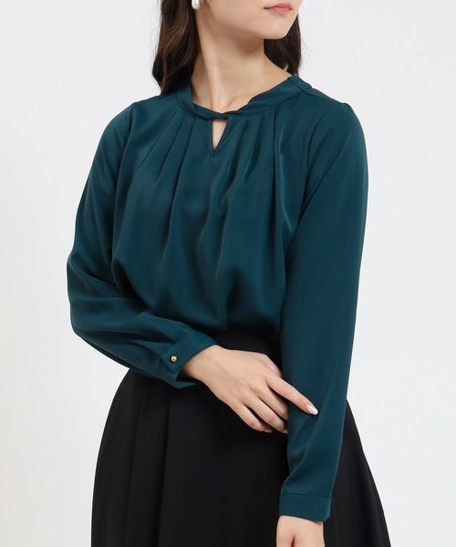 TRUDEA(トルディア)の「とろみ素材 ツイストネックブラウス(シャツ/ブラウス・レディース・ブルーグリーン/ブラウン/ホワイト/ベージュ・SMALL/MEDIUM/LARGE)」の4枚目の写真