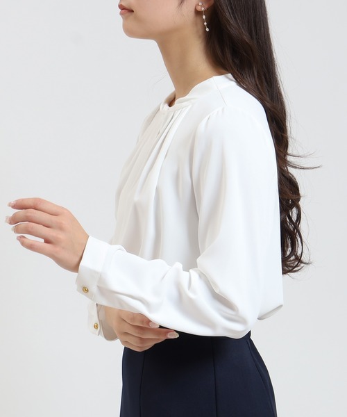 TRUDEA(トルディア)の「とろみ素材 ツイストネックブラウス(シャツ/ブラウス・レディース・ブルーグリーン/ブラウン/ホワイト/ベージュ・SMALL/MEDIUM/LARGE)」の11枚目の写真